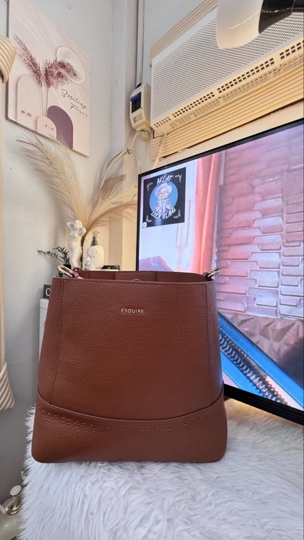 Esquire Bucket Bag 👜✨ (Category: Cross-body Bags) located in Tacurong. Submitted by littleboxbyashea (Listing ID 1463816963, Image 1). Description: Esquire Bucket Bag 👜✨• Medium size • Like New Condition • No issues • Well-maintained • Authentic Esquire .