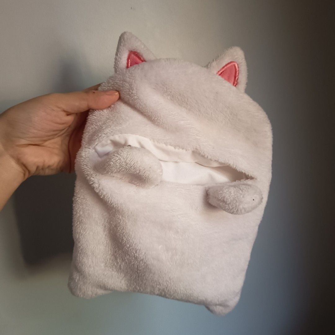 Etude House Plush Cat Hand Warmer Pouch (Category: Purses & Pouches) located in Caloocan City. Submitted by cely.777 (Listing ID 1463744014, Image 1). Description: - Adorable Etude House plush hand warmer pouch - White with cute pink cat ears and inner lining - Features charming little paw details - Soft and fuzzy material for ultimate comfort - Ideal for keeping hands warm during chilly weather - Makes a perfect gift or a treat for yourself.