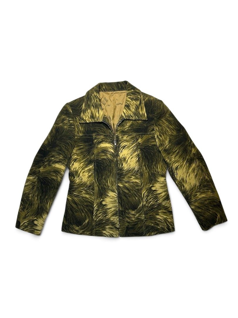 FAVE! Camou Swirled Print Thick Jacket (Category: Coats, Jackets and Outerwear) located in Marikina City. Submitted by wearablearttt (Listing ID 1463833437, Image 1). Description: -thick fabric -semi-cropped -has lining -zip-up closure 𖨆 LAID FLAT MEASUREMENTS L 22" ‎W 15.5-16" ‎B 17-18.5".