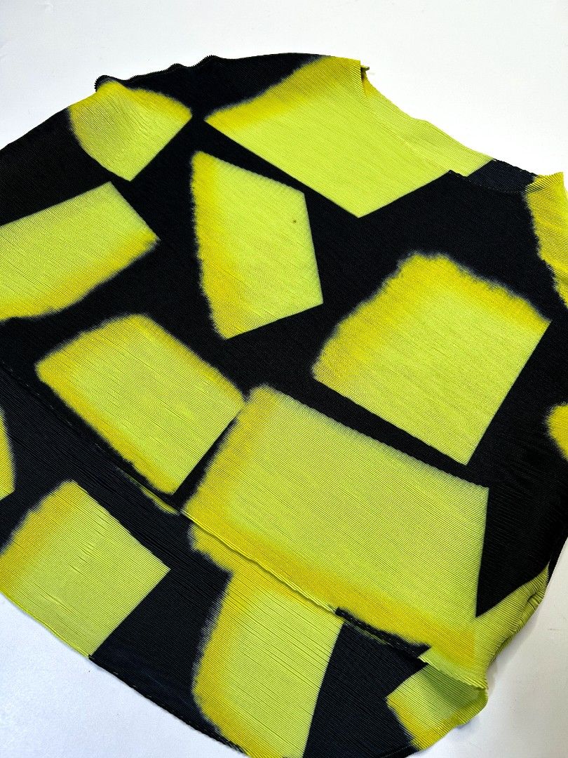 FAVE! HQ Abstract Pleated Poncho Top (Category: Others Tops) located in Marikina City. Submitted by wearablearttt (Listing ID 1463880924, Image 3). Description: -HQ pleats -Pleats Please Alt. 𖨆 LAID FLAT MEASUREMENTS L 20" (back) 14.5" (front) ‎W 21".