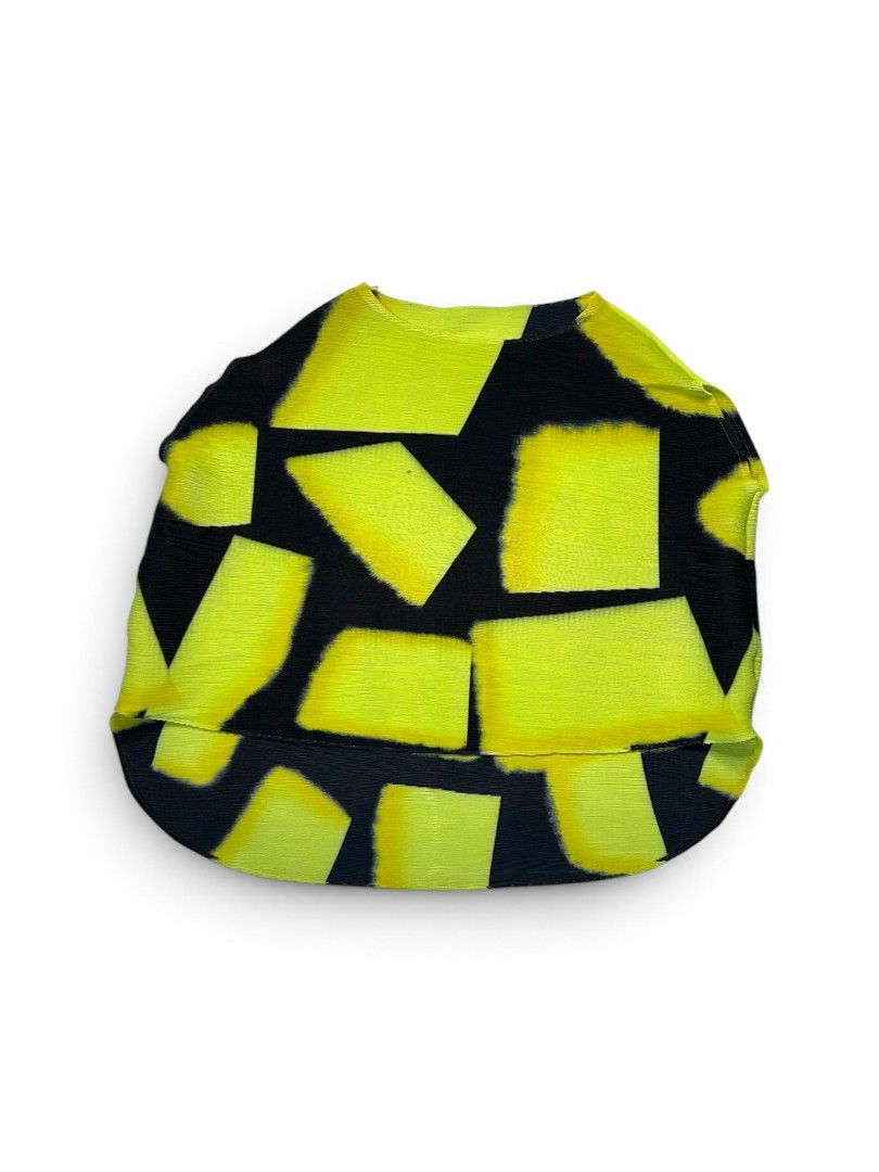 FAVE! HQ Abstract Pleated Poncho Top (Category: Others Tops) located in Marikina City. Submitted by wearablearttt (Listing ID 1463880924, Image 1). Description: -HQ pleats -Pleats Please Alt. 𖨆 LAID FLAT MEASUREMENTS L 20" (back) 14.5" (front) ‎W 21".
