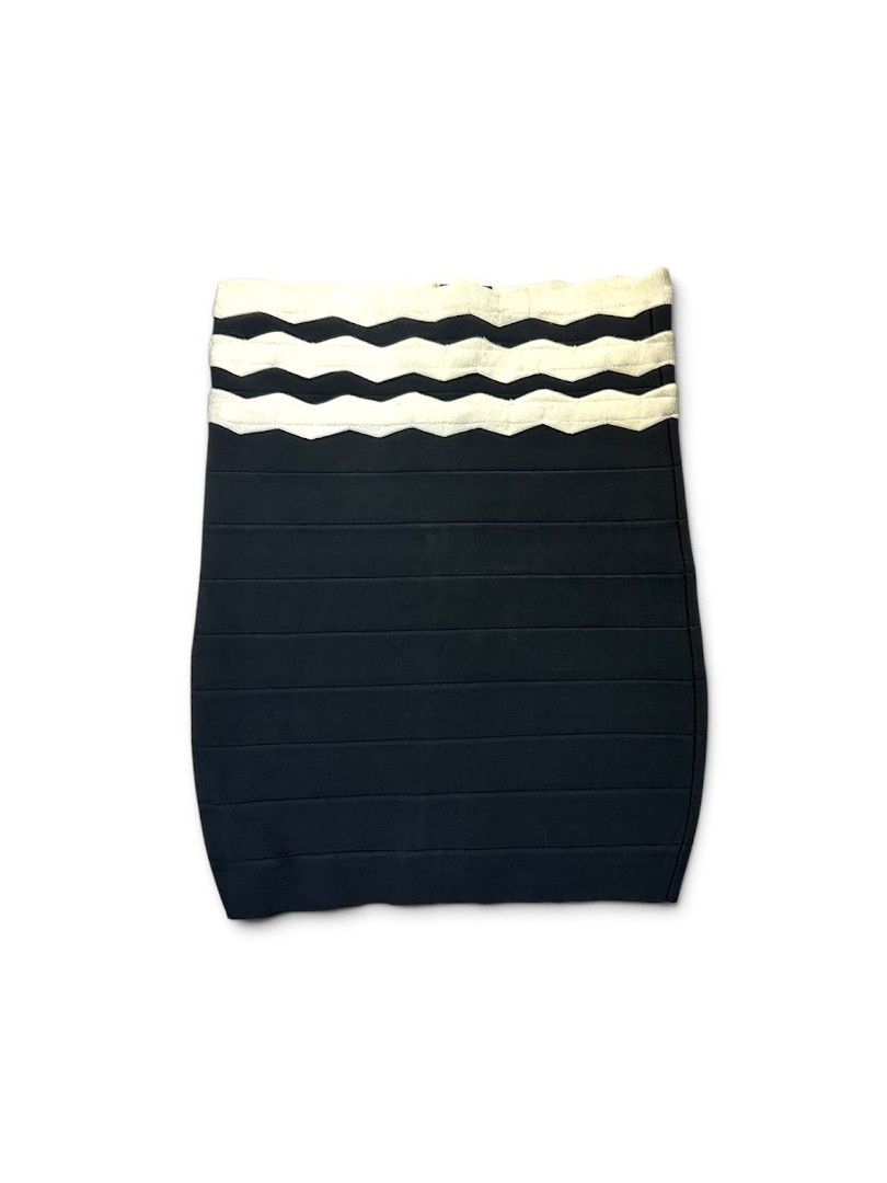Herve Leger Thick Bandage Skirt (Category: Skirts) located in Marikina City. Submitted by wearablearttt (Listing ID 1463827273, Image 1). Description: -herve leger coded -90% rayon -thick bandage fabric 𖨆 LAID FLAT MEASUREMENTS L 19" ‎W 13.5-16".