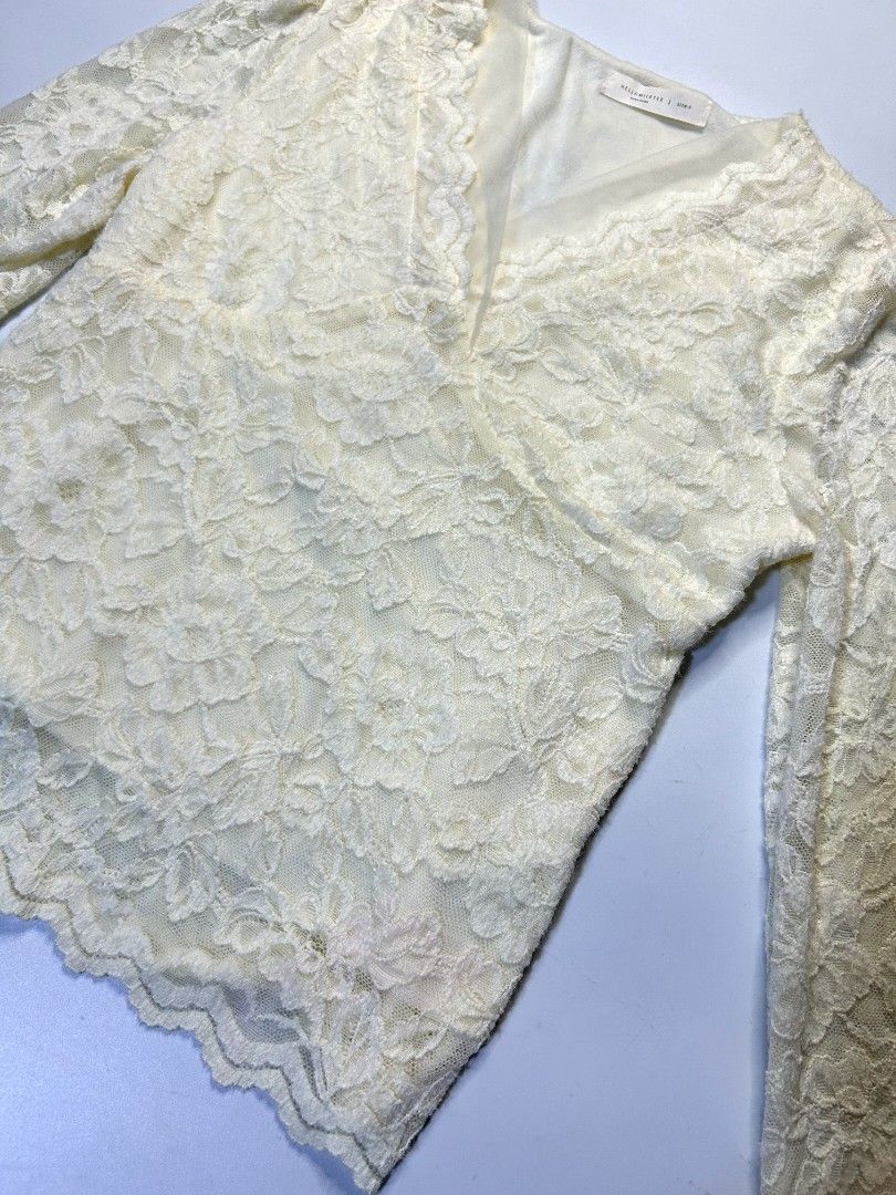 FAVE! Vintage Lace Long-sleeve Top (Category: Longsleeves) located in Marikina City. Submitted by wearablearttt (Listing ID 1463920900, Image 1). Description: -has lining 𖨆 LAID FLAT MEASUREMENTS L 21.5" ‎W 14-16" ‎B 17.5-20".