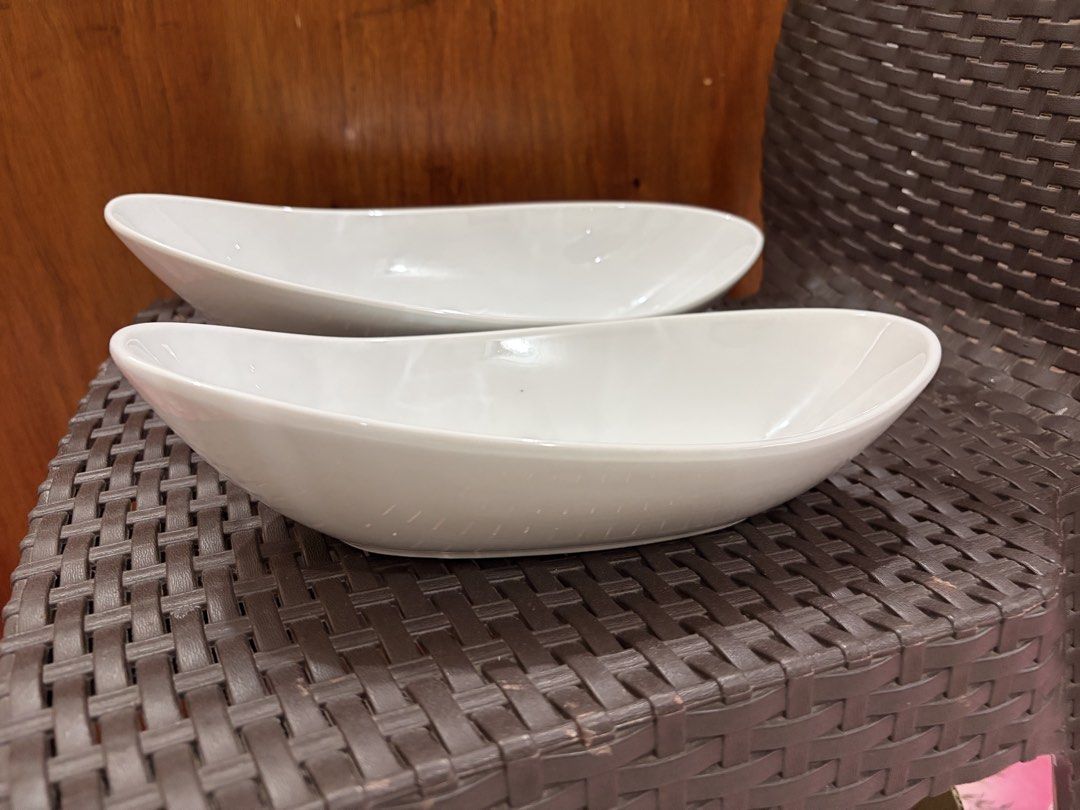 Fine Porcelain Serving Bowls Set (Category: Dinnerware & Cutlery) located in Quezon City. Submitted by cynlchan (Listing ID 1463777226, Image 2). Description: - Set of 2 white oval serving bowls - Made of fine porcelain - Ideal for salads, pasta, or side dishes - Sold as a set -11.5” x 5.5” 10” x 5”.