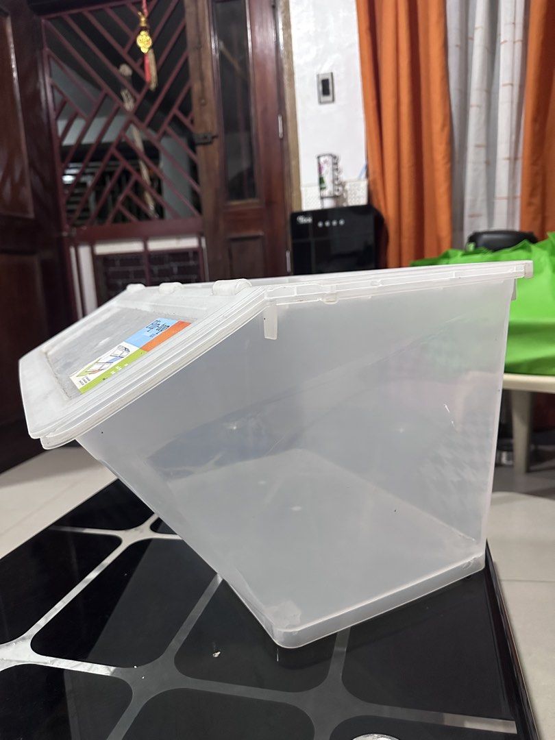 Flip-top Storage Box (Category: Storage Boxes & Baskets) located in Manila. Submitted by zuripot0726 (Listing ID 1463862602, Image 2). Description: - Clear plastic storage box - Convenient flip-top lid - Easy to open - Ideal for organizing various household items - Helps keep your space tidy and clutter-free - can hold up to 56L - dimensions: 11.75in x 17.75in x 15.5in x 14in ⚠️ needs a little cleaning.