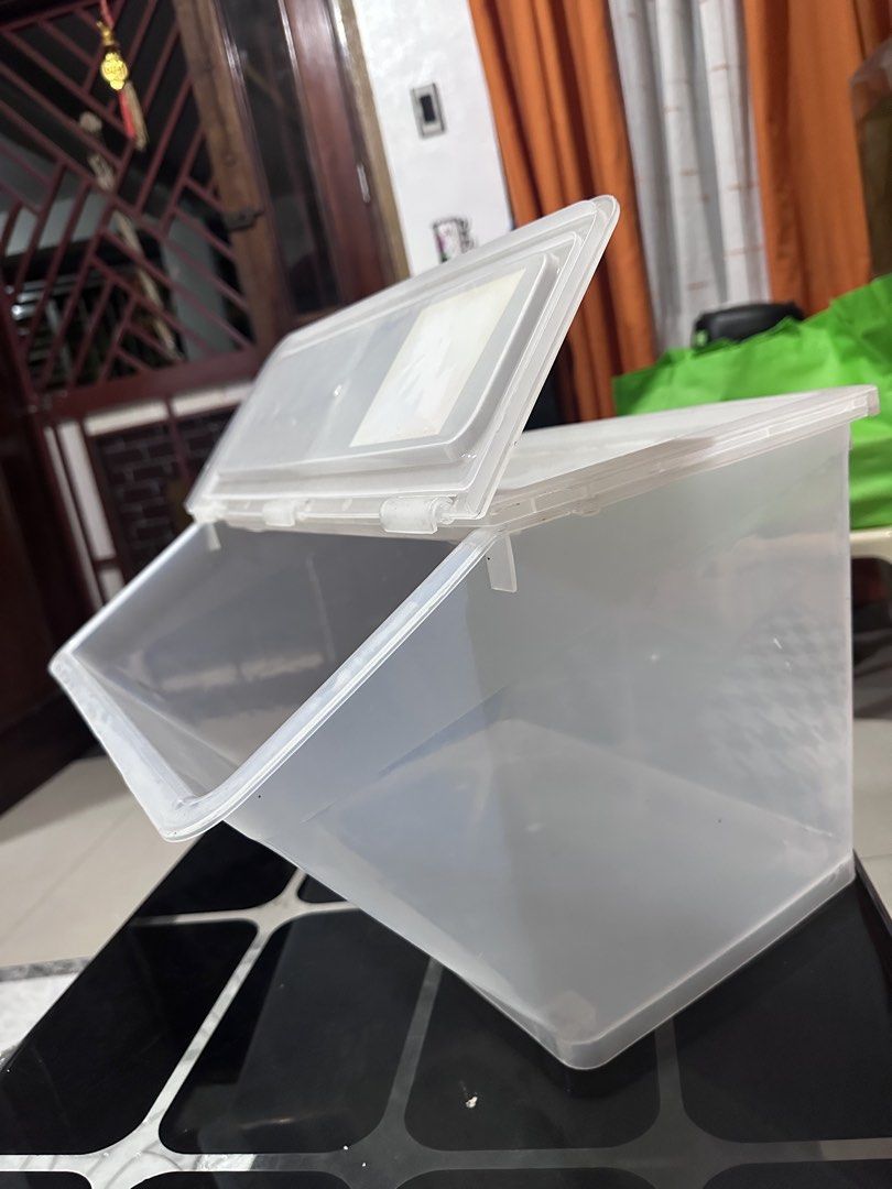Flip-top Storage Box (Category: Storage Boxes & Baskets) located in Manila. Submitted by zuripot0726 (Listing ID 1463862602, Image 3). Description: - Clear plastic storage box - Convenient flip-top lid - Easy to open - Ideal for organizing various household items - Helps keep your space tidy and clutter-free - can hold up to 56L - dimensions: 11.75in x 17.75in x 15.5in x 14in ⚠️ needs a little cleaning.