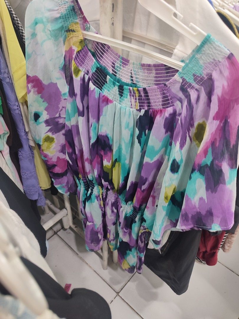 Floral Print Off-Shoulder Smocked Blouse (Category: Blouses) located in Jaen. Submitted by roxantiago (Listing ID 1463778517, Image 1). Description: - Pretty floral print - Off-shoulder design - Smocked neckline and waist - Short, flowy sleeves - Lightweight fabric - Ideal for warm weather - Easy to style.