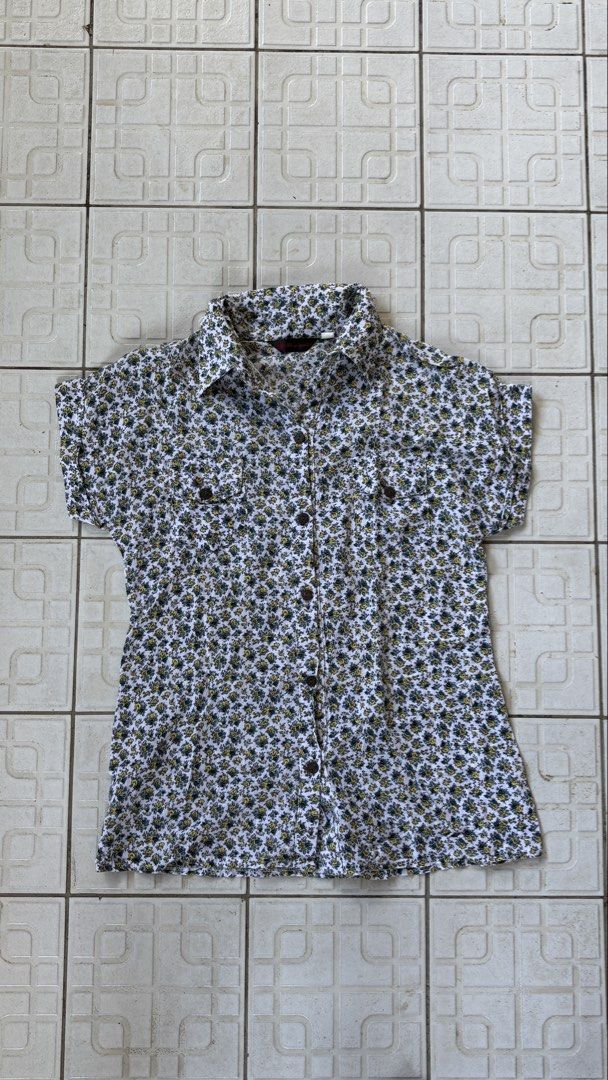 Floral Print Short Sleeve Button-Up Shirt (Category: Blouses) located in Manila. Submitted by bubbles.dan (Listing ID 1463770841, Image 1). Description: - White short-sleeve button-up shirt - Features a small green and yellow floral print - Two chest pockets - Estimated size Large - Ideal for casual wear.