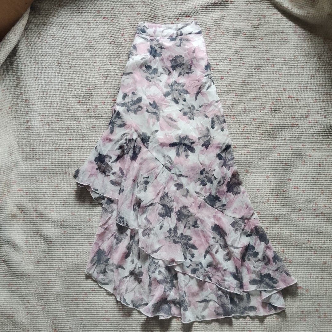 Floral Ruffle Maxi Skirt size 26 (Category: Skirts) located in Abuyog. Submitted by gwen_thrifts (Listing ID 1463876127, Image 1). Description: - Flowy maxi skirt - Beautiful floral print - Tiered ruffles on hemline - Lightweight and airy fabric - Ideal for casual wear or beach vacations - Versatile: pairs easily with simple tops.
