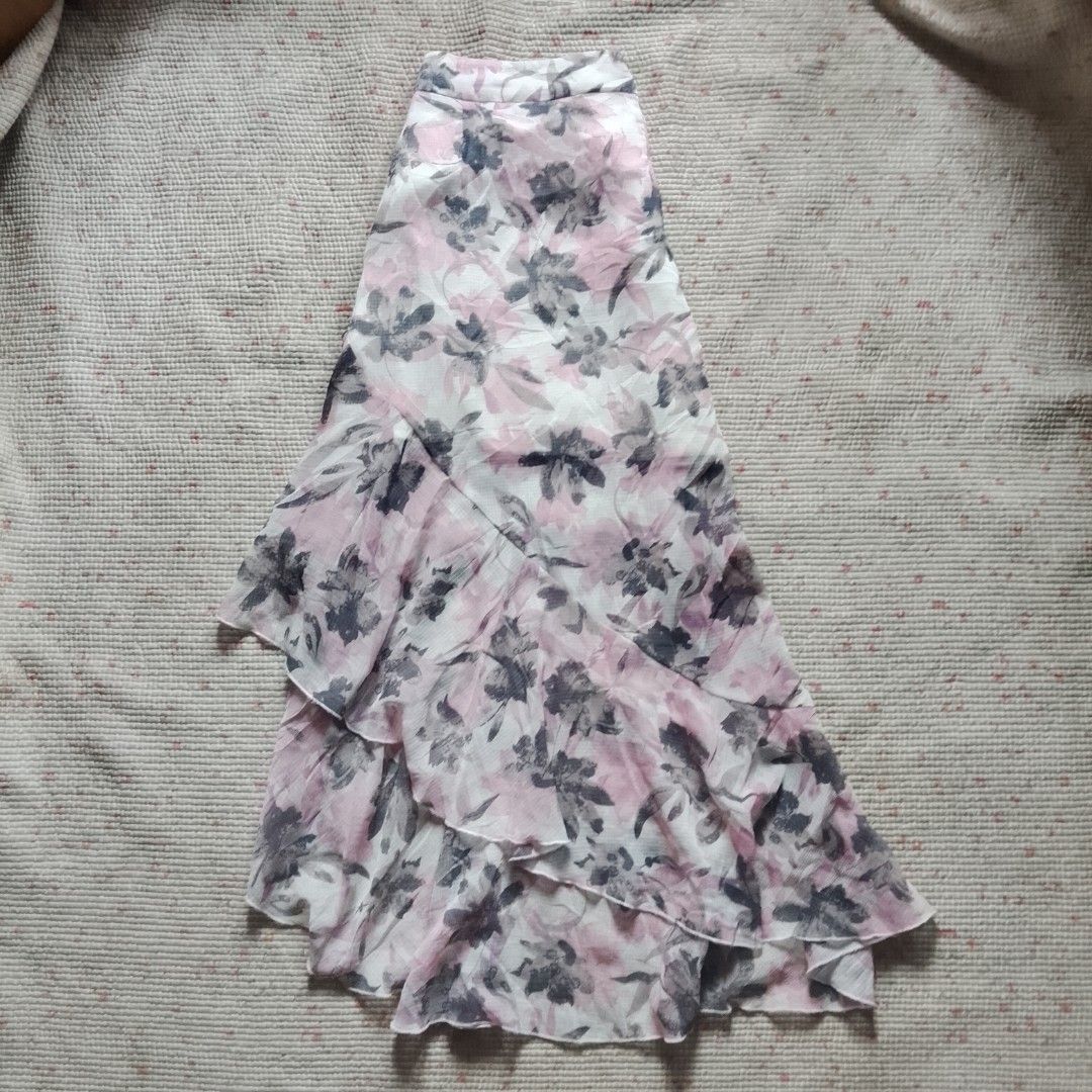 Floral Ruffle Maxi Skirt size 26 (Category: Skirts) located in Abuyog. Submitted by gwen_thrifts (Listing ID 1463876127, Image 2). Description: - Flowy maxi skirt - Beautiful floral print - Tiered ruffles on hemline - Lightweight and airy fabric - Ideal for casual wear or beach vacations - Versatile: pairs easily with simple tops.