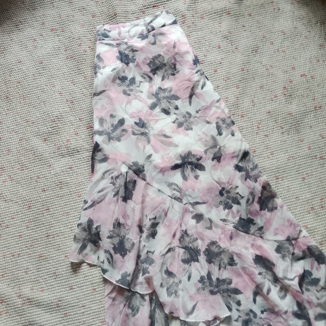 Floral Ruffle Maxi Skirt size 26 (Category: Skirts) located in Abuyog. Submitted by gwen_thrifts (Listing ID 1463876127, Image 3). Description: - Flowy maxi skirt - Beautiful floral print - Tiered ruffles on hemline - Lightweight and airy fabric - Ideal for casual wear or beach vacations - Versatile: pairs easily with simple tops.