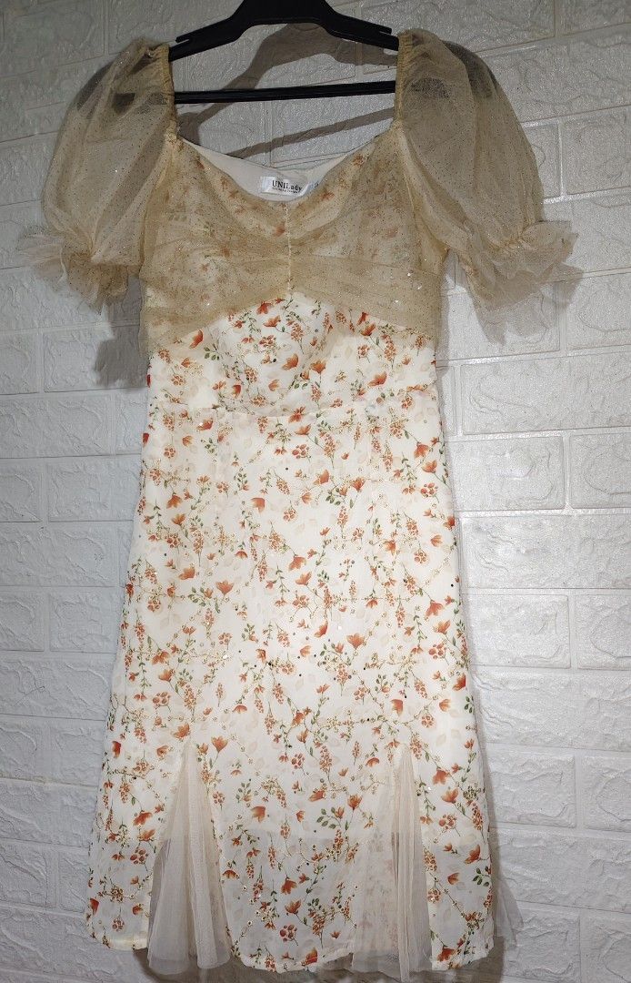 Floral sheer maxi dress (Category: Dresses) located in General Mariano Alvarez. Submitted by byzerra (Listing ID 1463757676, Image 1). Description: 🔹Sheer puff sleeves 🔹 Elegant and flowy fit 📌 Size s-m 🔹Used once.