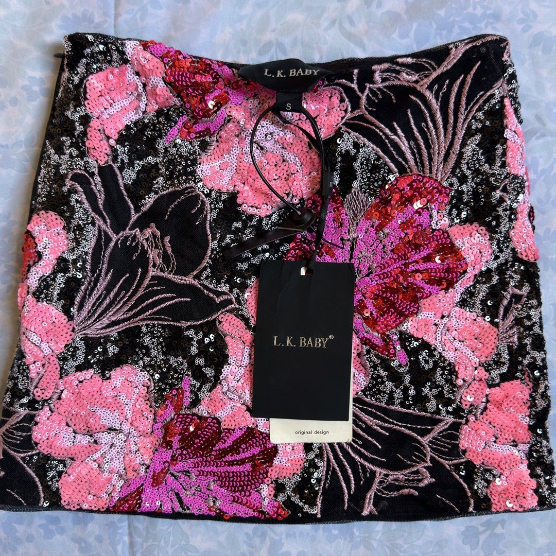 Floral Summery Sequin Mini Skirt (Category: Skirts) located in Antipolo. Submitted by refiorire.avenue (Listing ID 1463758222, Image 2). Description: 💌 brand new ! 💌 small on tag 💌 waist: 24-25 in 💌 length: 13 in - zara larsson vibes - no inner shorts but has lining - zipper closure on side.