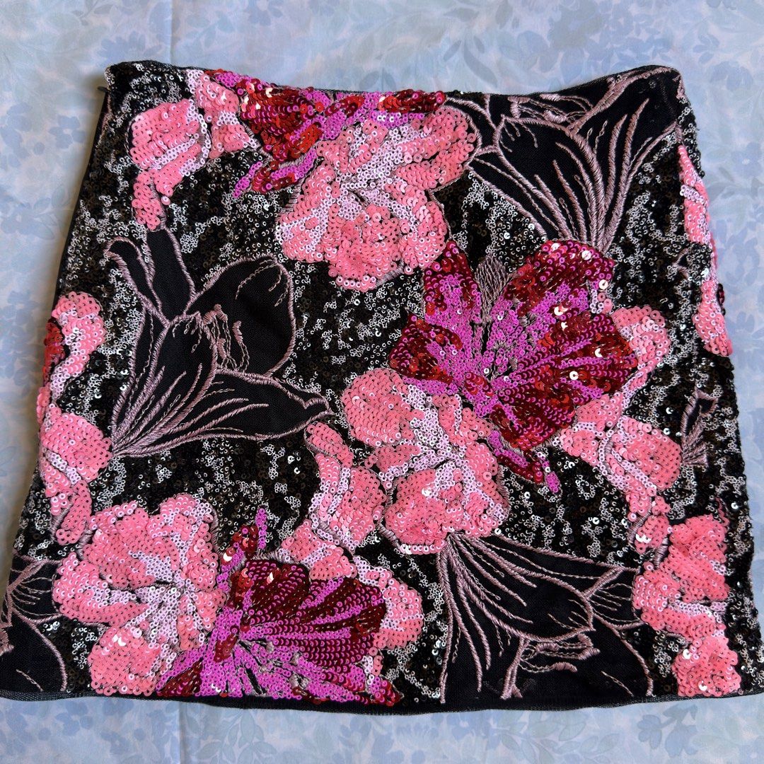 Floral Summery Sequin Mini Skirt (Category: Skirts) located in Antipolo. Submitted by refiorire.avenue (Listing ID 1463758222, Image 1). Description: 💌 brand new ! 💌 small on tag 💌 waist: 24-25 in 💌 length: 13 in - zara larsson vibes - no inner shorts but has lining - zipper closure on side.