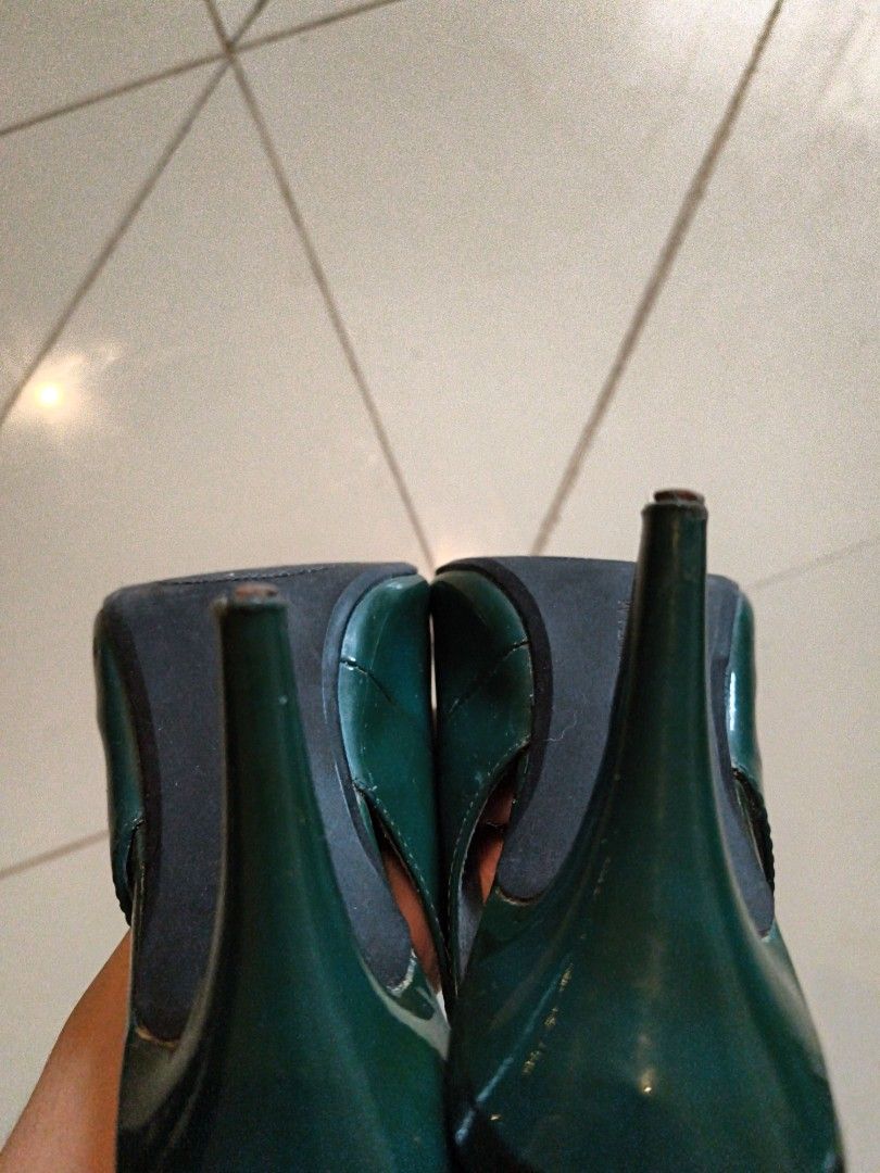 Florsheim (Category: Heels) located in Tagaytay City. Submitted by euniquefinds (Listing ID 1463823059, Image 2). Description: size 8 / 39.