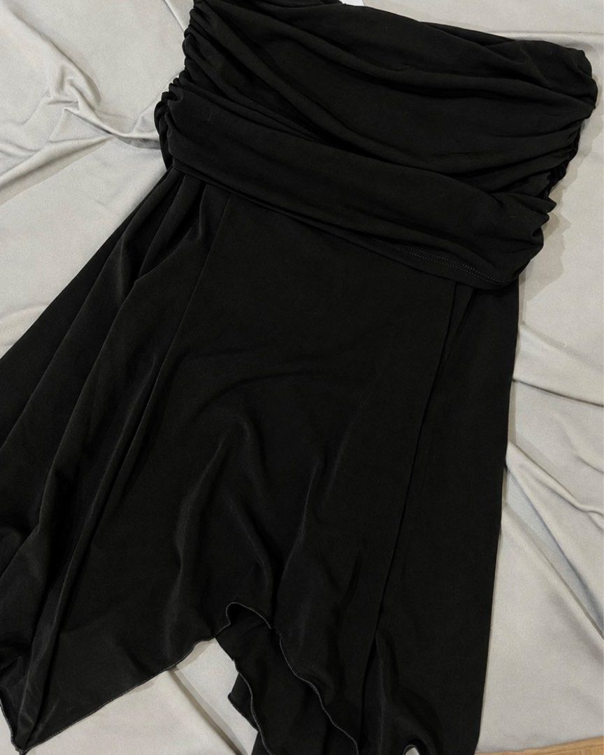Flowy black midi skirt (Category: Skirts) located in Makati City. Submitted by monu__ (Listing ID 1463856557, Image 2). Description: Brand new Size: Small Very flowy and very soft fabric Super stretchy and body hugging Flattering when worn, actual photos posted Ruching can be adjusted.