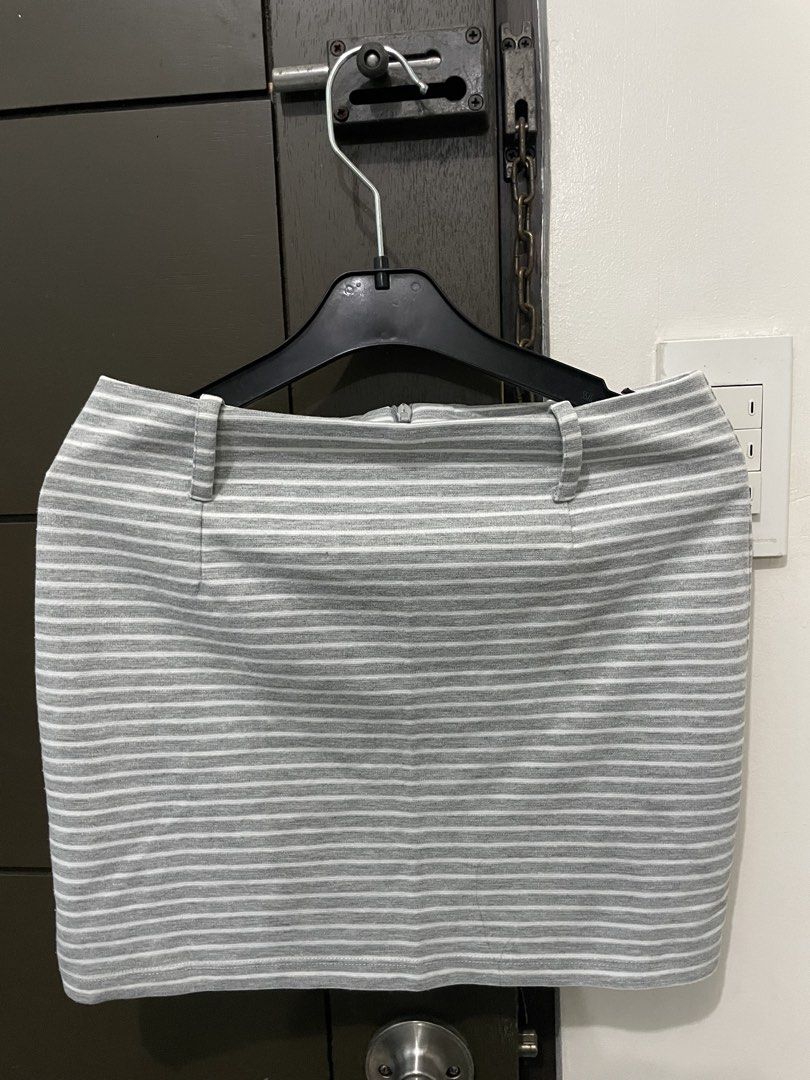 Folded & Hung skirt (Category: Skirts) located in Manila. Submitted by bbiwan (Listing ID 1463801753, Image 1). Description: fits s-m.