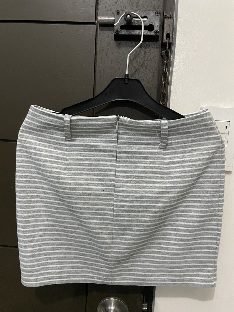 Folded & Hung skirt (Category: Skirts) located in Manila. Submitted by bbiwan (Listing ID 1463801753, Image 3). Description: fits s-m.