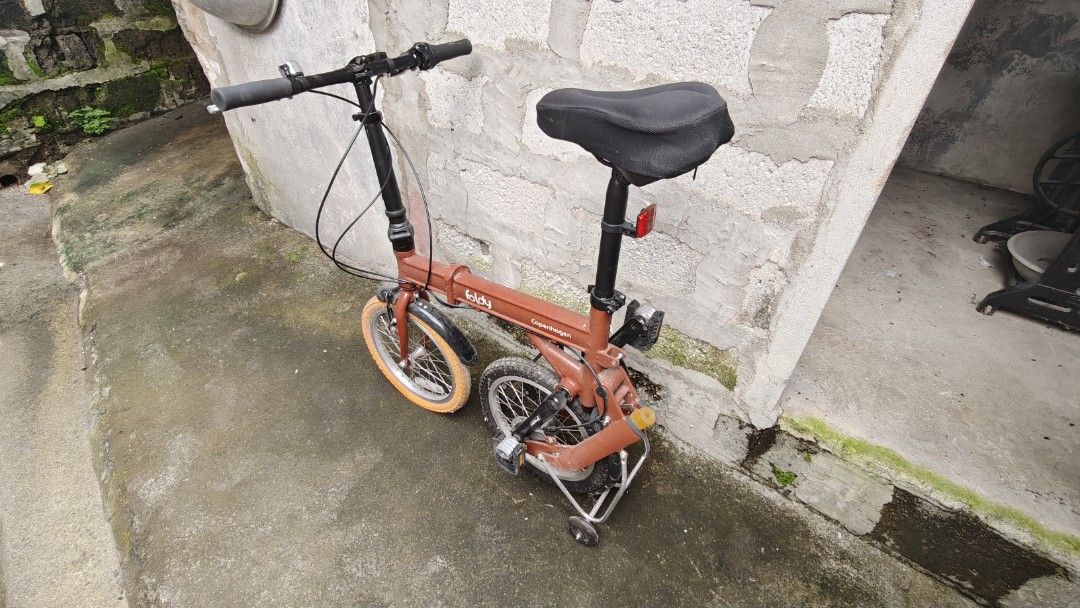 Foldy Copenhagen Folding Bicycle (Category: Bicycles) located in Caloocan City. Submitted by maristelaj57907 (Listing ID 1463782973, Image 3). Description: - Red Foldy Copenhagen folding bike - Small wheels, ideal for city commuting - Folds easily for convenient storage - Includes bell and reflector - Shows normal signs of wear and tear from use - Ready for its next adventure!.