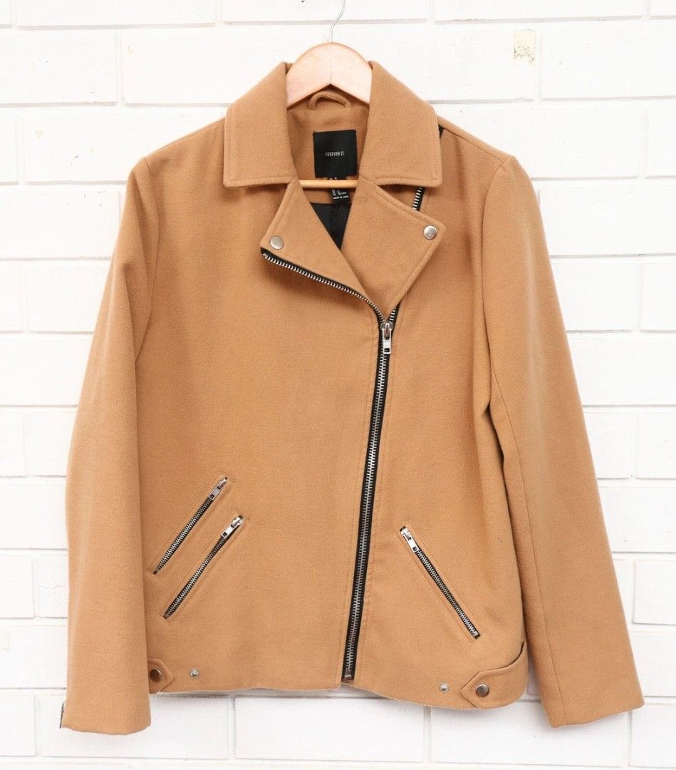 Forever 21 (Category: Coats, Jackets and Outerwear) located in Manila. Submitted by mojonarchives (Listing ID 1463772905, Image 1). Description: Forever 21 Size:Medium Dimes: W21.5xL25 Sleeves: 24.5 Delivery Every Saturday 🙏♥️ MOP Gcash 📬 MOD Jnt Express 🚀.
