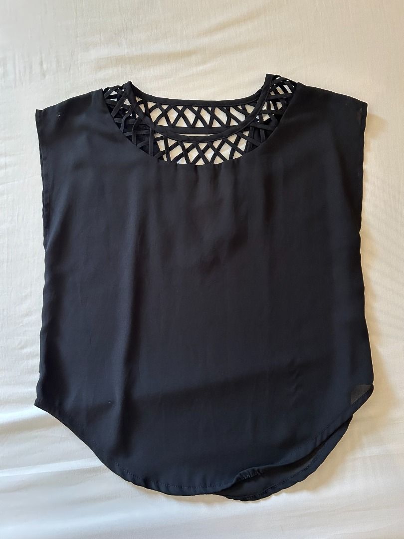 Forever 21 Black Blouse (Category: Blouses) located in Batangas. Submitted by dusclutter (Listing ID 1463772804, Image 1). Description: RFS: decluttering No issues Loc: Sto tomas, Batangas MOP: Maribank / Gcash / Maya / BDO Shipping c/o buyer.