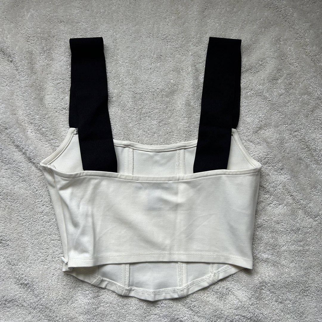 Forever 21 Bustier Corset Crop Top (Category: Sleeveless) located in San Juan City. Submitted by e_declutters2019 (Listing ID 1463789148, Image 2). Description: •10/10 condition • has boning.