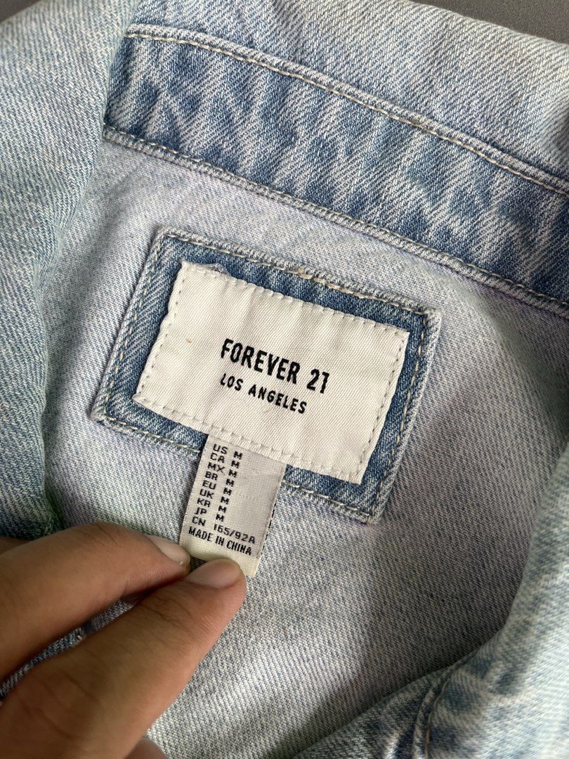 FOREVER 21 DENIM JACKET (Category: Coats, Jackets and Outerwear) located in Quezon City. Submitted by kentstuff (Listing ID 1463840111, Image 3). Description: F21 Size M On Tag Shoulder-Hem : 30.5 Pit-Pit : 18.5” Condition: Excellent CR: 9.8/10 Flaws: ❌ Needwash DISCLAIMER: This is a thrifted item. All brands, logos, and trademarks belong to their rightful owners. We’re here to rehome great pieces — no brand affiliation intended..