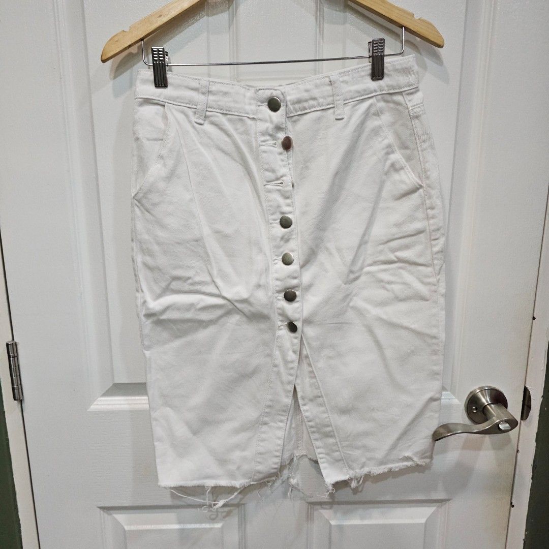 Forever 21 White Button-Up Denim Skirt (Category: Skirts) located in Makati City. Submitted by goldenbird.001 (Listing ID 1463887376, Image 1). Description: - White denim skirt from Forever 21 - Button-up front - Raw hem detail - Estimated size: Medium - Ideal for casual styling - Versatile piece for various outfits.