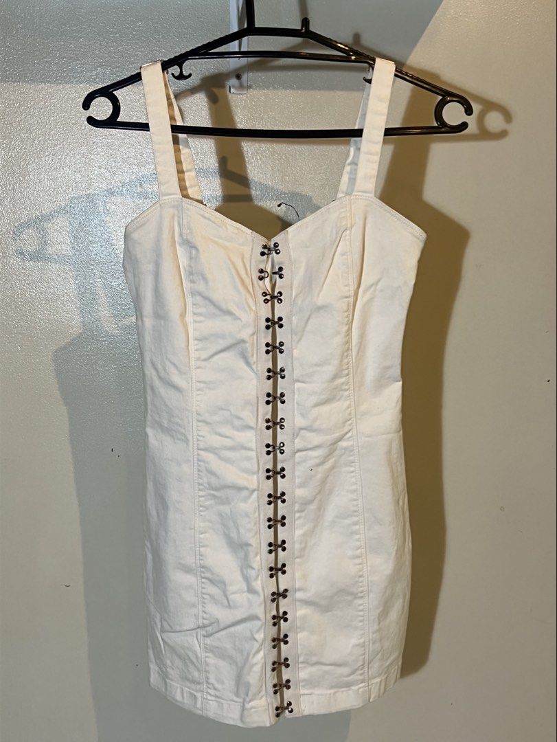Forever 21 White Hook and Eye Mini Dress (Category: Dresses) located in Cainta. Submitted by caffinjty (Listing ID 1463825814, Image 1). Description: - Adjustable straps - Hook and eye closure down the front - Denim-like or thick cotton material.