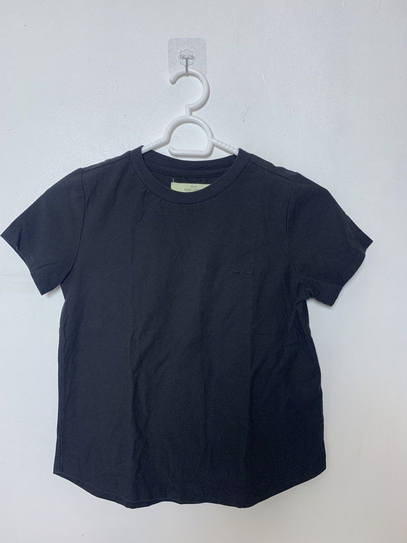 Forme Closet Staples Black Extra Small T-Shirt (Category: Shirts) located in San Pedro. Submitted by reginacarla (Listing ID 1463767994, Image 1). Description: - Basic black t-shirt from Forme Closet Staples - Simple and versatile design - Perfect for everyday wear - Easy to pair with any outfit - Refer to the label in the photo for exact size details RFS: Decluttering ✨ ₱150 negotiable 😊 📦 SF/delivery fee c/o buyer 🚚 Lalamove / Grab / J&T ava
