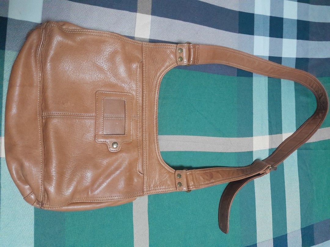 Fossil Leather Crossbody Bag Tan (Category: Cross-body Bags) located in Manila. Submitted by glengpascu18784 (Listing ID 1463832360, Image 2). Description: - Genuine Fossil tan leather crossbody bag - Multiple front pockets for quick access - Main zippered compartment for secure storage - Interior features card slots and a large zippered section - Adjustable strap for comfortable wear - Ideal for everyday use and errands.