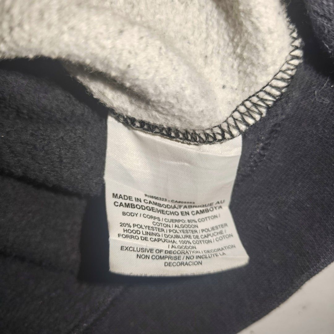 FREESHIP Nike Black and Gray Pullover Hoodie (Category: Hoodies) located in Valencia. Submitted by ajax.arrow (Listing ID 1463818425, Image 3). Description: 21" W x 25" L Issue: Fabric Lint.