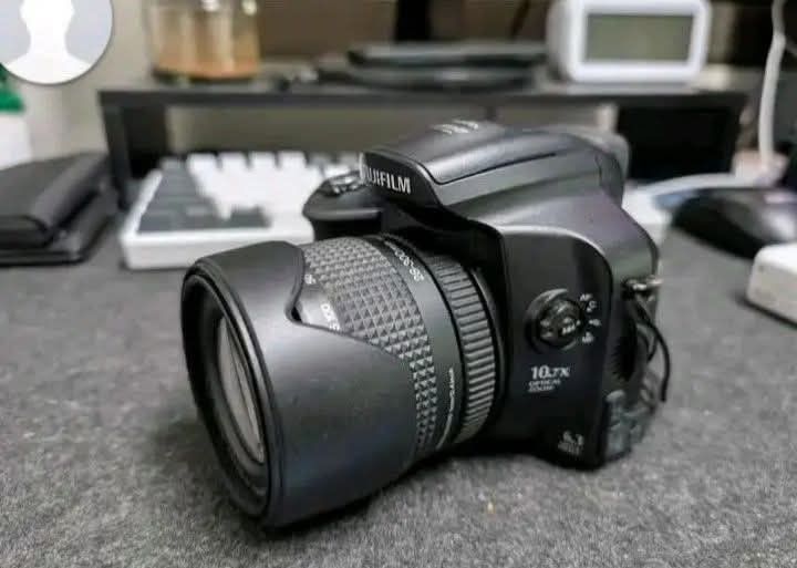 Fujifilm FinePix s6000fd (Category: Cameras) located in Manila. Submitted by newshark.e01180 (Listing ID 1463823202, Image 3). Description: 📷 Fujifilm FinePix S6500fd — Specs - 6.3MP | 1/1.7" CCD - 10.7x Optical Zoom (38–414mm eq.) - f/2.8–f/4.9 | 1cm Macro - 2.5" LCD + EVF | Face Detection ✅ - Modes: Auto / P / A / S / M - Shutter: 30s–1/4000s | ISO 100–3200 - Storage: xD-Picture Card only - Power: 4× AA batteries - Video: 640×480 / 30fps - Rel