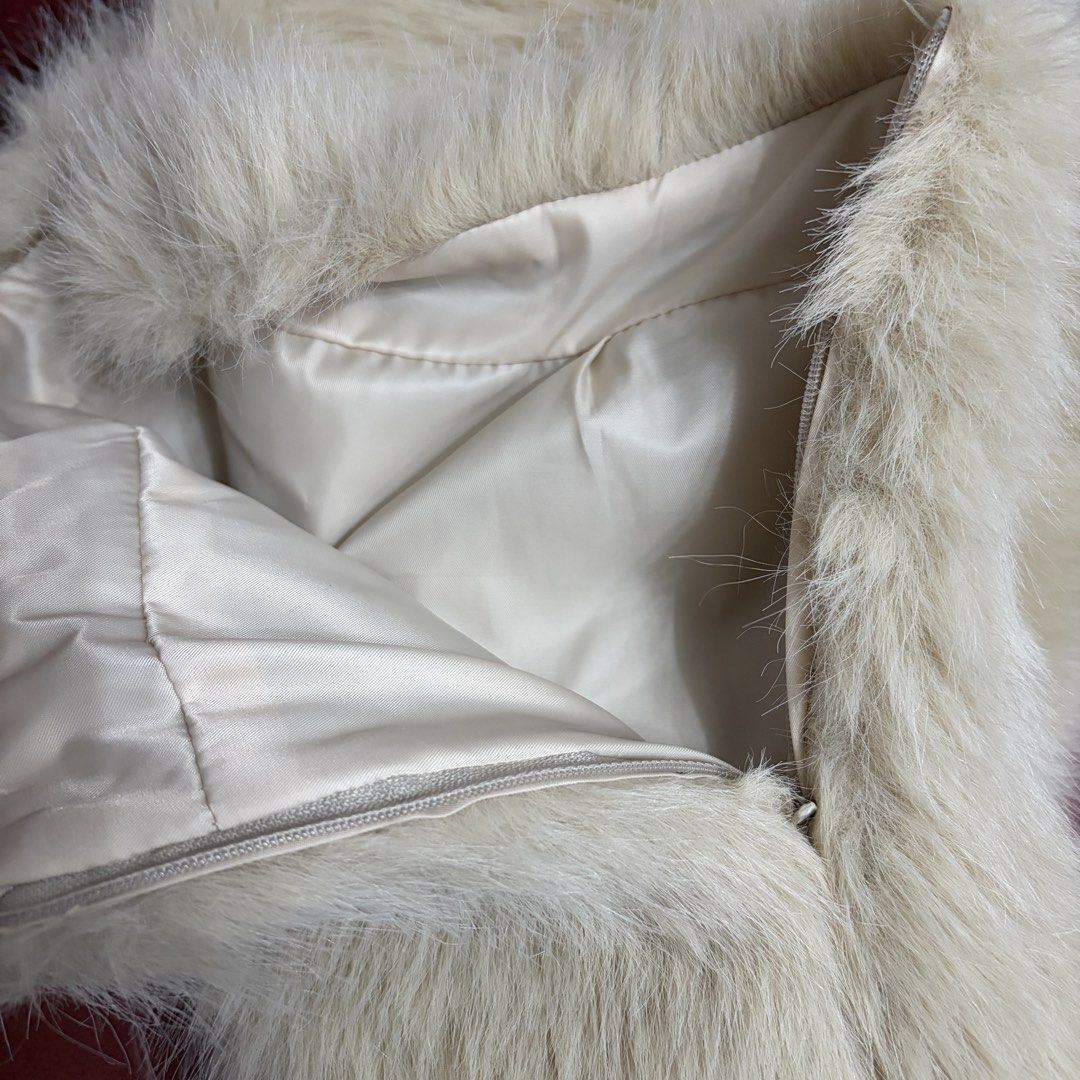 Fur hips skirt (Category: Skirts) located in Taytay. Submitted by murahubblueapppage (Listing ID 1463926166, Image 3). Description: Brand new Color available: cream Size Medium Waistline up to 30inches Long: 13 inches.