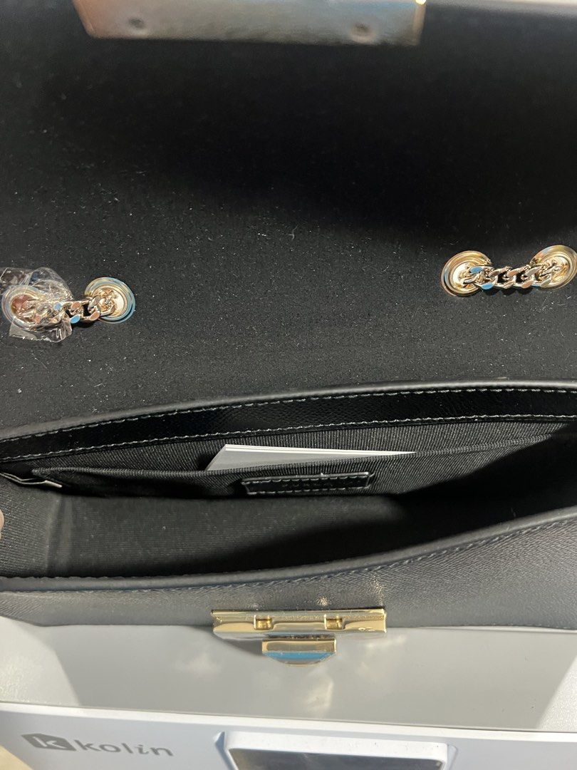 FURLA VENERE CROSSBODY BAG (Category: Cross-body Bags) located in Baguio. Submitted by kyrawang22 (Listing ID 1463743468, Image 3). Description: .