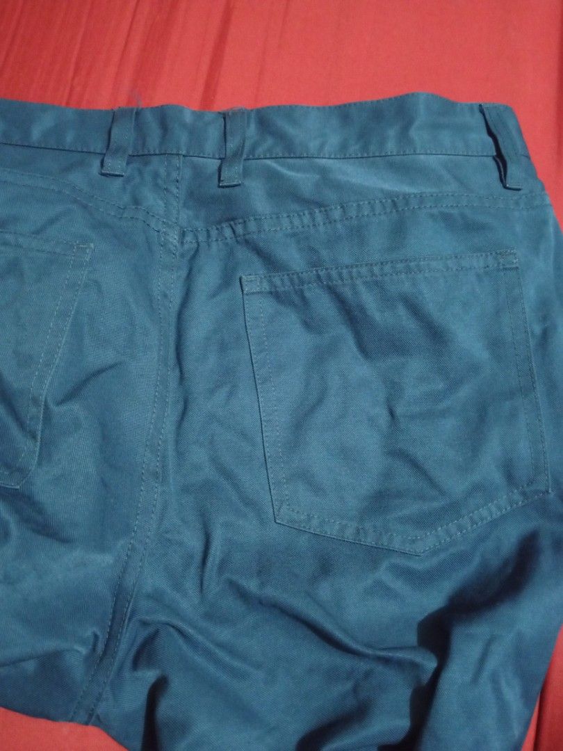 G2000 Man Regular Fit jeans (Category: Chinos) located in Cainta. Submitted by ziannika28 (Listing ID 1463816028, Image 2). Description: - G2000 Man Chinos - Size: waist 34 -Length:36 inch -Color may different due to camera lightning -Actual color: Dark Green - Fit: Regular - Fabric: Soft touch - Style: Versatile for casual or smart casual wear - Closure: Button and zip.