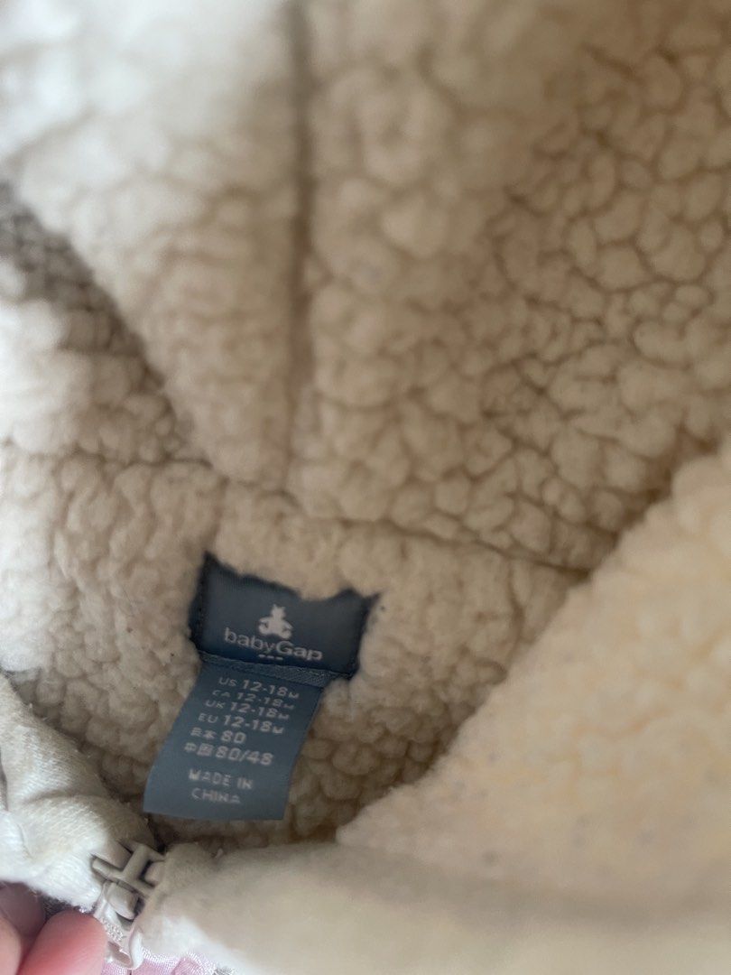 Gap fleece jacket (Category: Babies & Kids Fashion) located in Quezon City. Submitted by booktt (Listing ID 1463818432, Image 3). Description: with stains , not sure if removeable orig bought fr store 12-18m old.