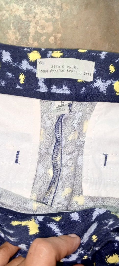 Gap Slim Cropped Pants Size 8 Leopard Print (Category: Jeans) located in Manila. Submitted by ezekislacl02490 (Listing ID 1463770432, Image 2). Description: - Gap Slim Cropped Pants - Size: 8 - Color: Navy blue with grey and yellow leopard print - Style: Coupe etroite trois quarts (Slim Cropped) - Material: Made in Sri Lanka - Occasion: Great for casual wear.