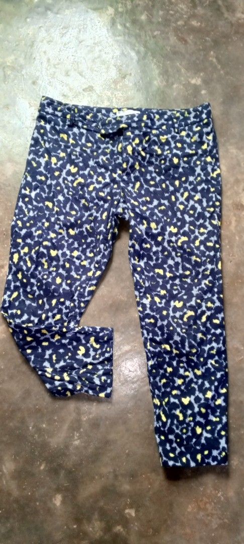 Gap Slim Cropped Pants Size 8 Leopard Print (Category: Jeans) located in Manila. Submitted by ezekislacl02490 (Listing ID 1463770432, Image 1). Description: - Gap Slim Cropped Pants - Size: 8 - Color: Navy blue with grey and yellow leopard print - Style: Coupe etroite trois quarts (Slim Cropped) - Material: Made in Sri Lanka - Occasion: Great for casual wear.