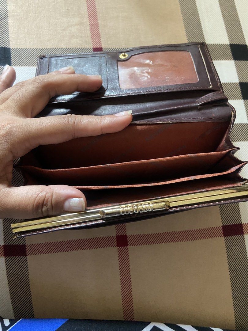 Genuine wallet (Category: Wallets & Card holders) located in Calamba. Submitted by mj_sotto22 (Listing ID 1463785677, Image 3). Description: Genuine wallet with kisslock .