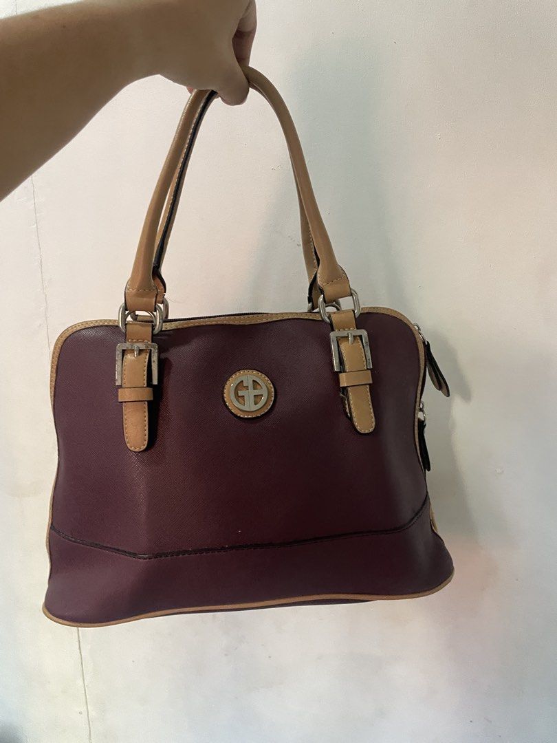 GIANI BERNINI bag (Category: Shoulder Bags) located in Manila. Submitted by dianneeeee12 (Listing ID 1463934681, Image 1). Description: no issue. .