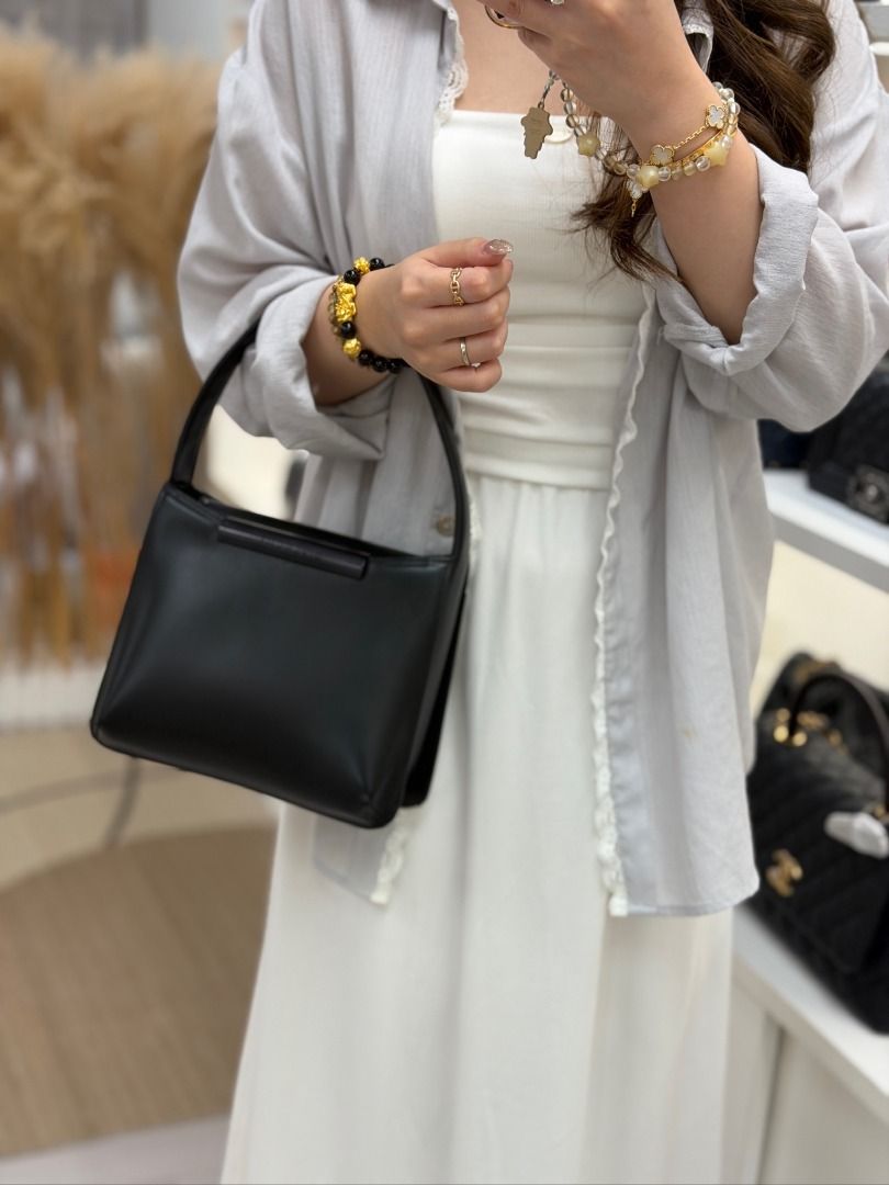Givenchy Box Handbag （分類：手袋及銀包）位於 Hong Kong。 由 luxe.station22 提交（商品編號 1463812941，圖片 2）。簡介： 產品名稱：Givenchy Box Handbag 新舊程度（因人而異) : ​90% new 顏色: ​ 產品尺寸(人手量度有可能存在1-2cm 誤差）： 20cm ​x ​7cm x ​17cm 配件：NIL 簡介：整體新淨，好型！罕有中古 ​ 所有商品圖片皆為實物拍攝。由於電子螢幕色差、拍攝光線等因素，照片與實物有機會會略有差異，商品以實物為準。 因商品材質特性，加上人工丈量，尺寸難免有誤差;所有商品尺寸規格有可能有正負2cm以內的誤差率，商品以實物為準。 。