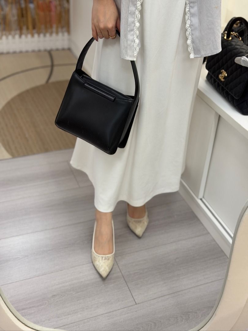 Givenchy Box Handbag （分類：手袋及銀包）位於 Hong Kong。 由 luxe.station22 提交（商品編號 1463812941，圖片 3）。簡介： 產品名稱：Givenchy Box Handbag 新舊程度（因人而異) : ​90% new 顏色: ​ 產品尺寸(人手量度有可能存在1-2cm 誤差）： 20cm ​x ​7cm x ​17cm 配件：NIL 簡介：整體新淨，好型！罕有中古 ​ 所有商品圖片皆為實物拍攝。由於電子螢幕色差、拍攝光線等因素，照片與實物有機會會略有差異，商品以實物為準。 因商品材質特性，加上人工丈量，尺寸難免有誤差;所有商品尺寸規格有可能有正負2cm以內的誤差率，商品以實物為準。 。