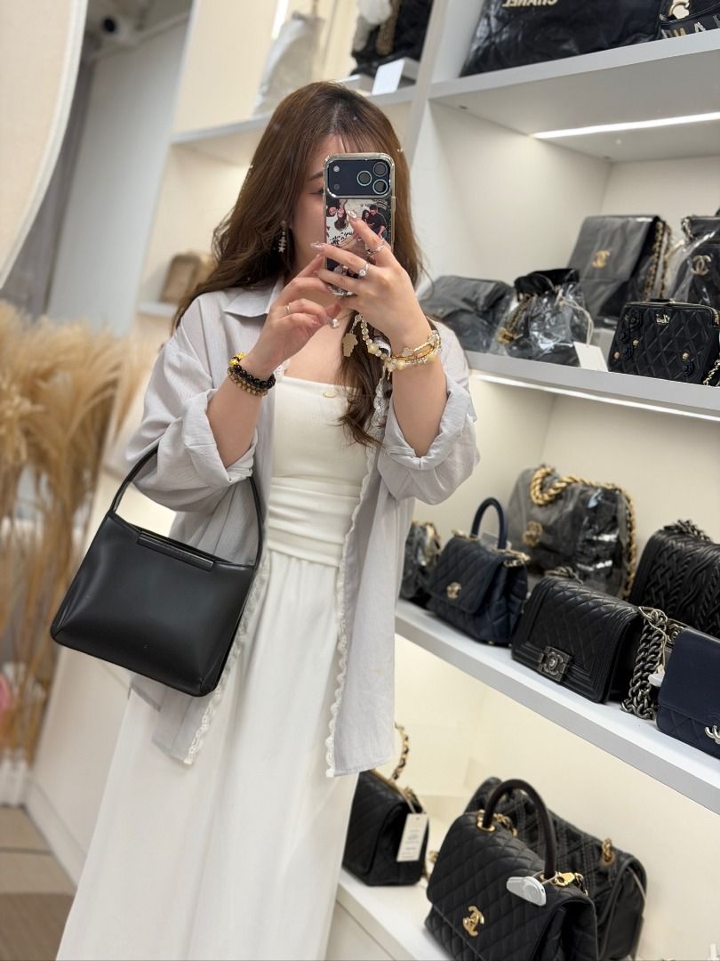 Givenchy Box Handbag （分類：手袋及銀包）位於 Hong Kong。 由 luxe.station22 提交（商品編號 1463812941，圖片 1）。簡介： 產品名稱：Givenchy Box Handbag 新舊程度（因人而異) : ​90% new 顏色: ​ 產品尺寸(人手量度有可能存在1-2cm 誤差）： 20cm ​x ​7cm x ​17cm 配件：NIL 簡介：整體新淨，好型！罕有中古 ​ 所有商品圖片皆為實物拍攝。由於電子螢幕色差、拍攝光線等因素，照片與實物有機會會略有差異，商品以實物為準。 因商品材質特性，加上人工丈量，尺寸難免有誤差;所有商品尺寸規格有可能有正負2cm以內的誤差率，商品以實物為準。 。
