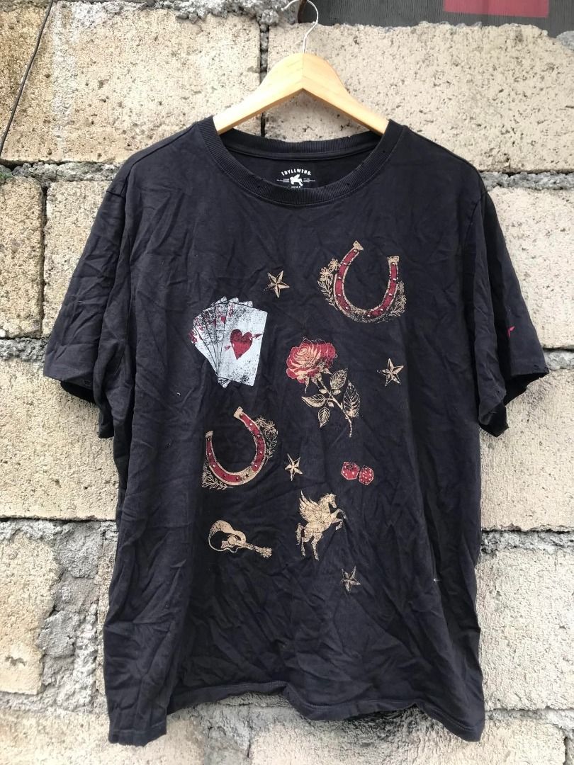 Graphics tee (Category: Tshirts & Polo Shirts ) located in San Jose. Submitted by thriftthe19th (Listing ID 1463930336, Image 1). Description: M-L.