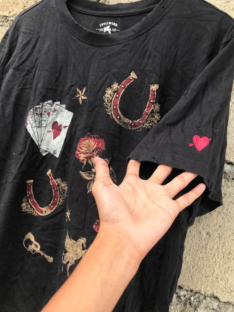Graphics tee (Category: Tshirts & Polo Shirts ) located in San Jose. Submitted by thriftthe19th (Listing ID 1463930336, Image 2). Description: M-L.