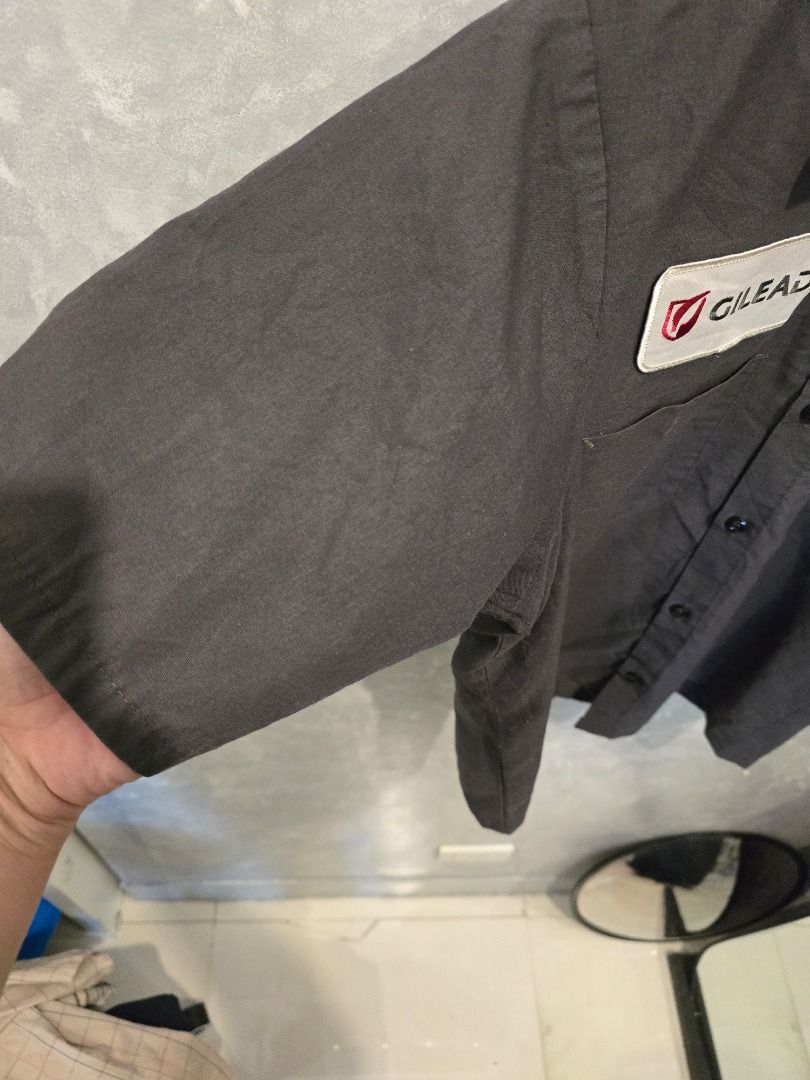 Gray Workwear Crop Polo (Category: Tshirts & Polo Shirts ) located in Quezon City. Submitted by outofhabits_store (Listing ID 1463817225, Image 2). Description: Size: Small Width: 19 inches Length: 23.5 inches Buy 2 items worth 600 pesos and get them for 1,000 Payment method: GCash Shipping options (shouldered by buyer): J&T 3-7 days, Lalamove or Grab within the day Location: Quezon City Please manage your expectations as this item is not brand n