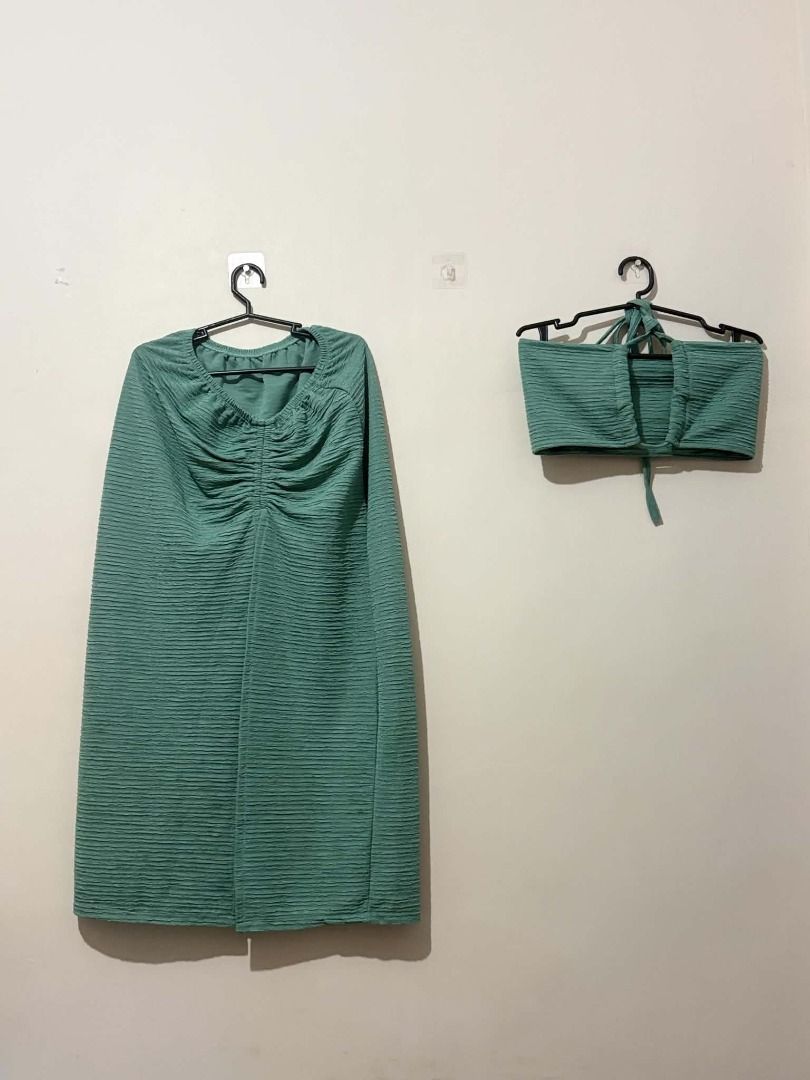 Green Ruched Top and Skirt Set (Category: Sets or Coordinates) located in San Leonardo. Submitted by burgossanleonardo.12345 (Listing ID 1463909415, Image 1). Description: - Two-piece set in a lovely green color. - Top: Ruched front detail, tie-back closure. - Skirt: Midi length, ruched effect, with a slit. - Textured fabric. - Ideal for casual outings or beach days..