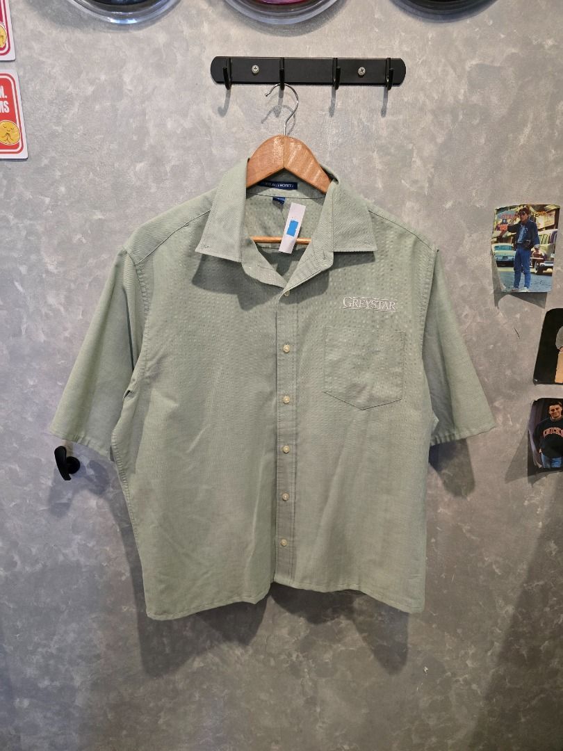Green Workwear Boxy Crop Polo (Category: Tshirts & Polo Shirts ) located in Quezon City. Submitted by outofhabits_store (Listing ID 1463818163, Image 1). Description: Size: Large Width: 24 inches Length: 25.5 inches Buy 2 items worth 600 pesos and get them for 1,000 Payment method: GCash Shipping options (shouldered by buyer): J&T 3-7 days, Lalamove or Grab within the day Location: Quezon City Please manage your expectations as this item is not b