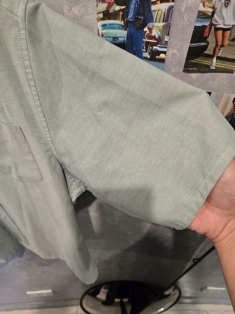Green Workwear Boxy Crop Polo (Category: Tshirts & Polo Shirts ) located in Quezon City. Submitted by outofhabits_store (Listing ID 1463818163, Image 3). Description: Size: Large Width: 24 inches Length: 25.5 inches Buy 2 items worth 600 pesos and get them for 1,000 Payment method: GCash Shipping options (shouldered by buyer): J&T 3-7 days, Lalamove or Grab within the day Location: Quezon City Please manage your expectations as this item is not b